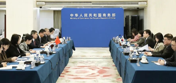李成钢国际贸易谈判代表兼副部长会见韩国产业通商部通商交涉本部长吕翰九